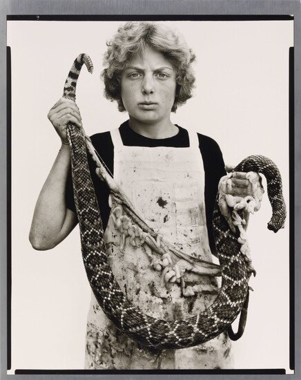 Boyd Fortin sosteniendo una serpiente de cascabel, retrato de Richard Avedon, 1979