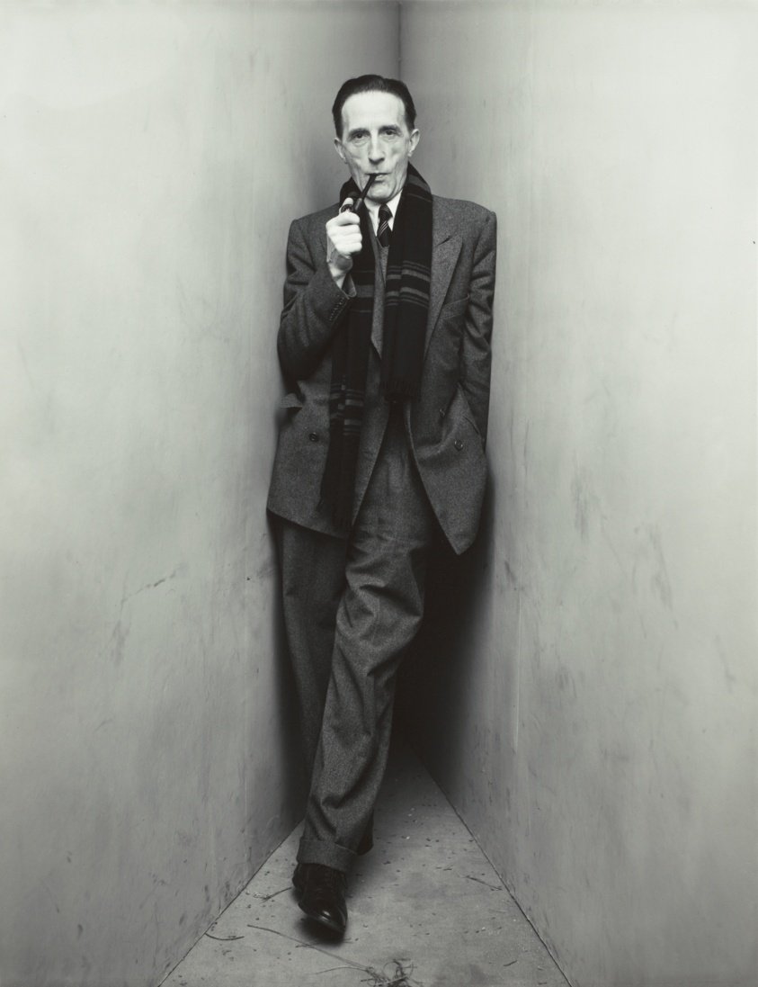 Marcel Duchamp parado en el rincón de paneles de Irving Penn, 1948