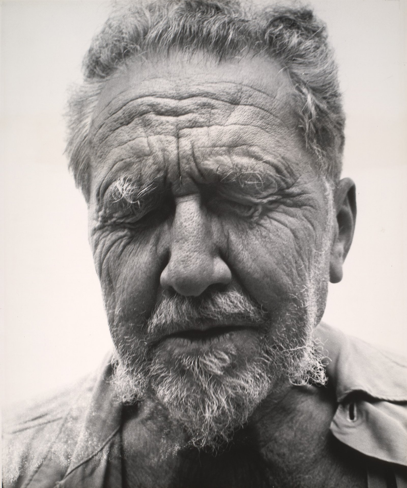 Ezra Pound con los ojos cerrados, retrato de Richard Avedon, 1958