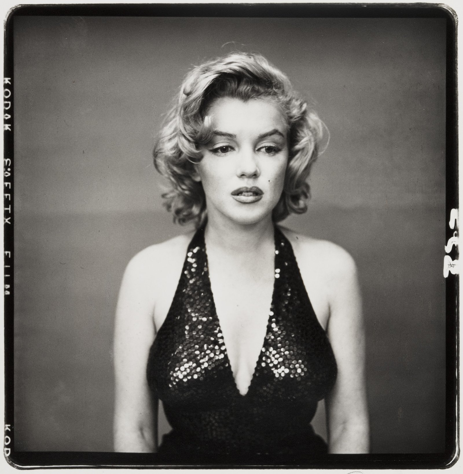 Marilyn Monroe con la mirada perdida, retrato de Richard Avedon, 1957