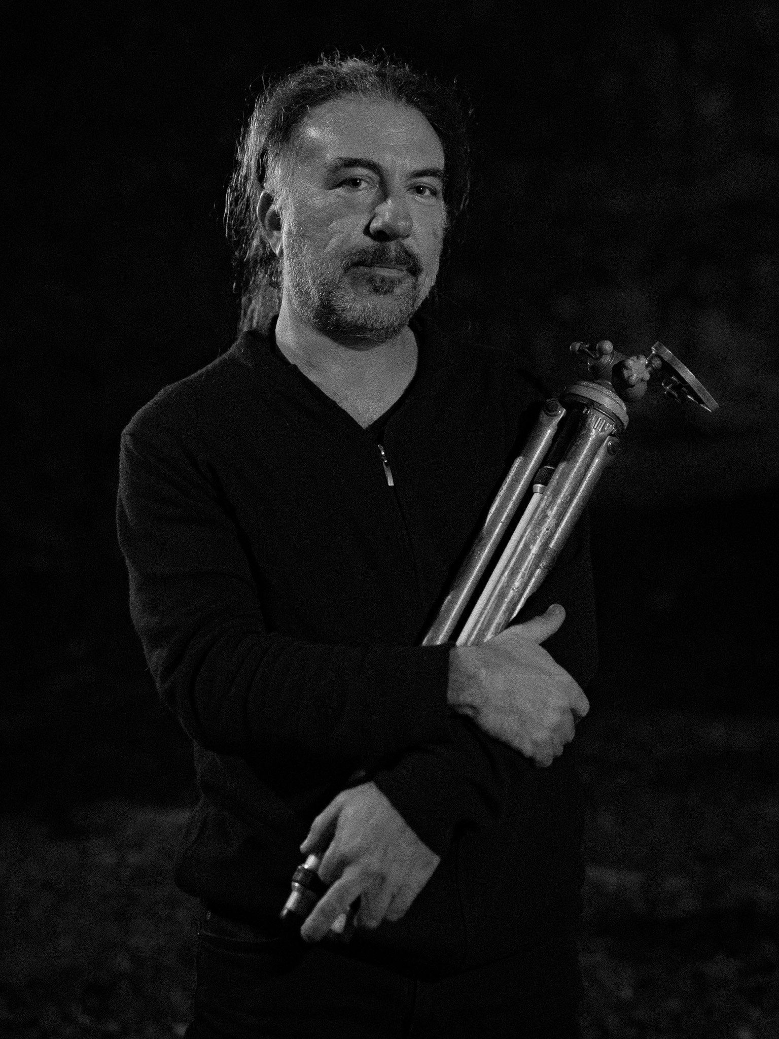 Pablo Goldberg con el trípode que fue de Irving Penn, retrato de Daniela Silicz